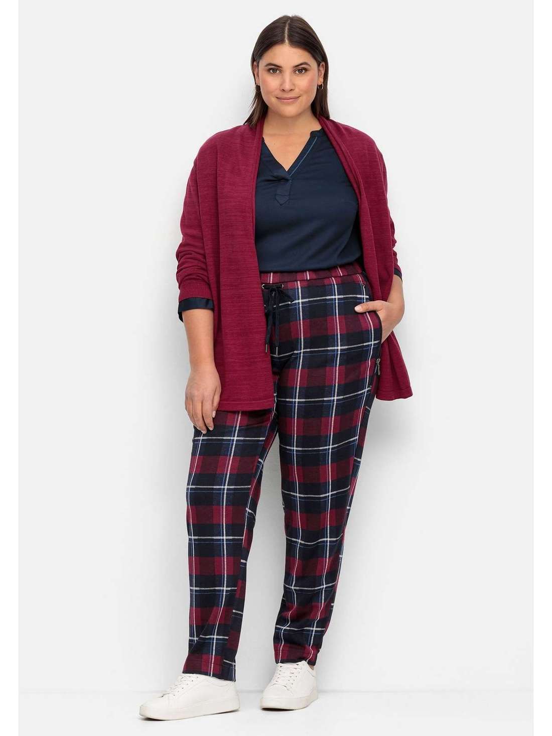 Брюки без застежки с эластичным поясом и завязывающимся ремешком. Große Größen