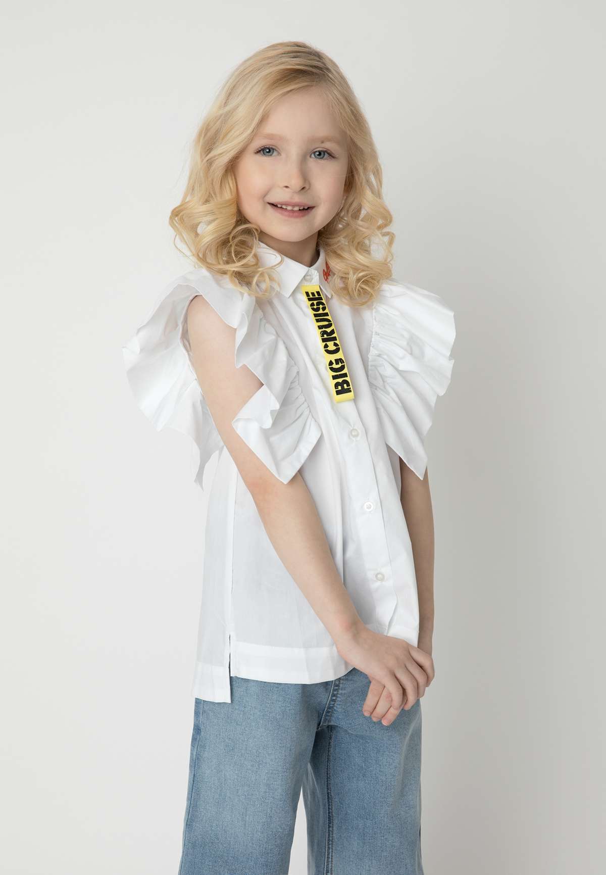 Блузка с короткими рукавами, рюшами и удлиненной спинкой