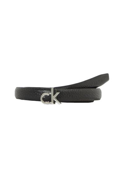 Кожаный ремень с тиснением логотипа в качестве застежки. CK LOGO REVERSIBLE BELT 3.0