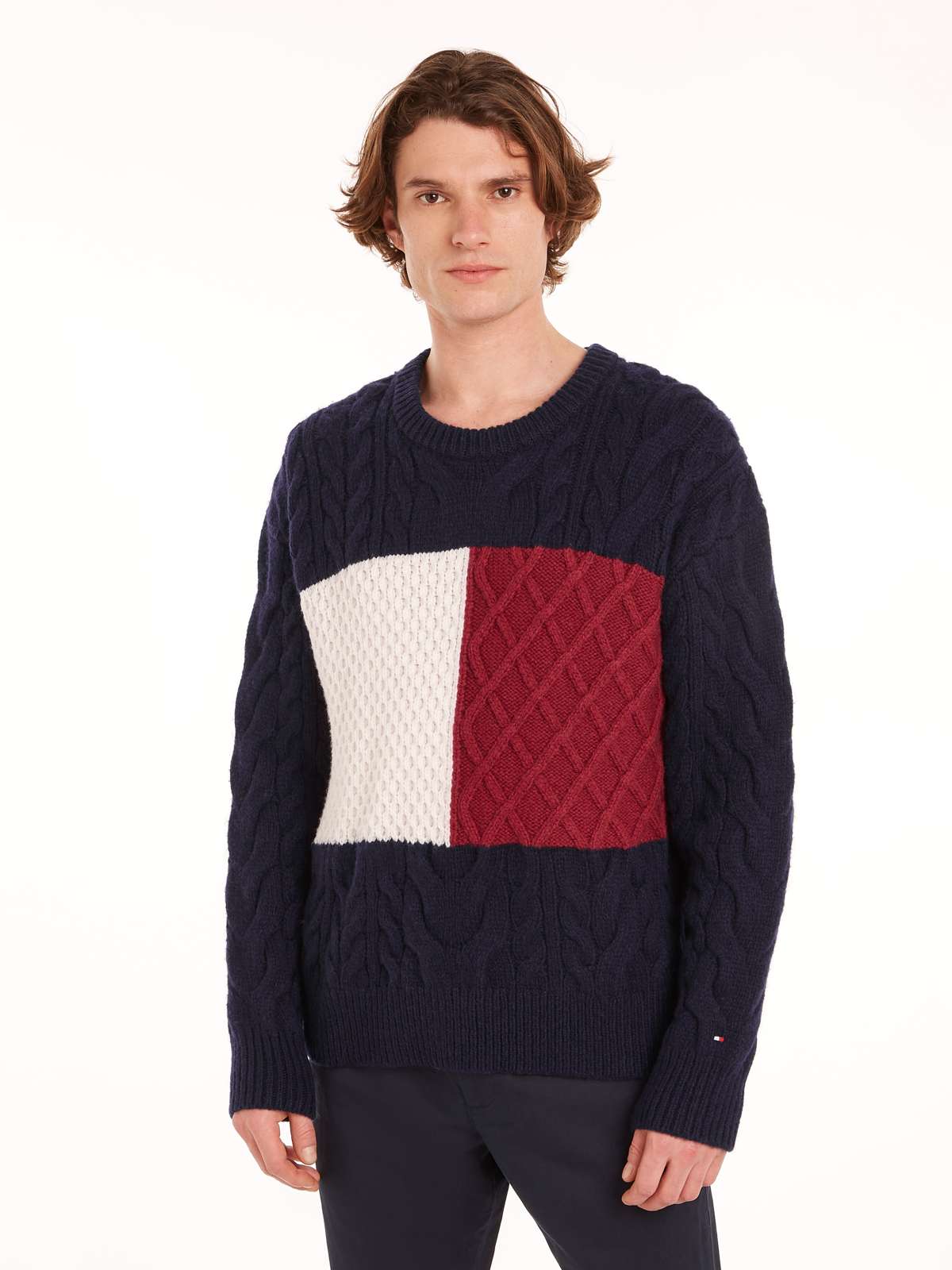 Свитер с круглым вырезом и цветным узором спереди»CABLE FLAG SWEATER«