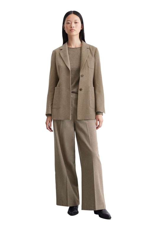 коричневый