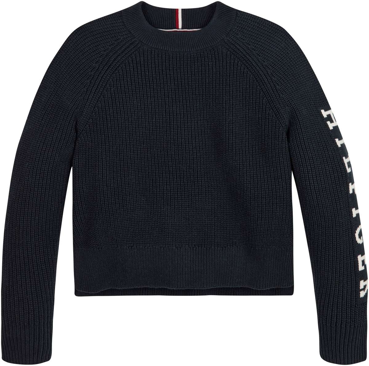 Вязаный свитер с надписью-логотипом на рукаве.