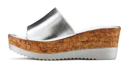 серебристый