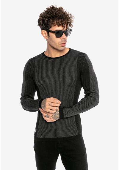 Вязаный свитер с полосатым узором спицами.