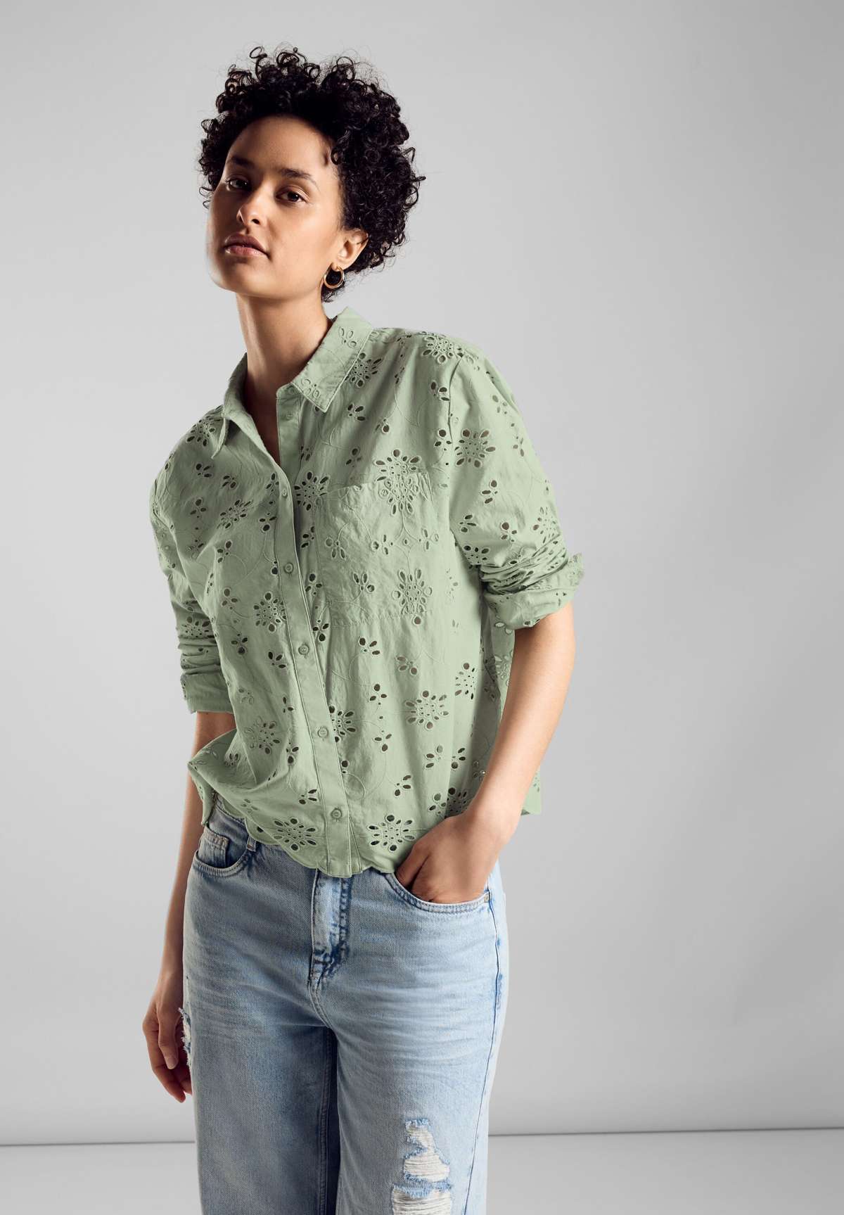 Блузка-рубашка с вышивкой люверсов