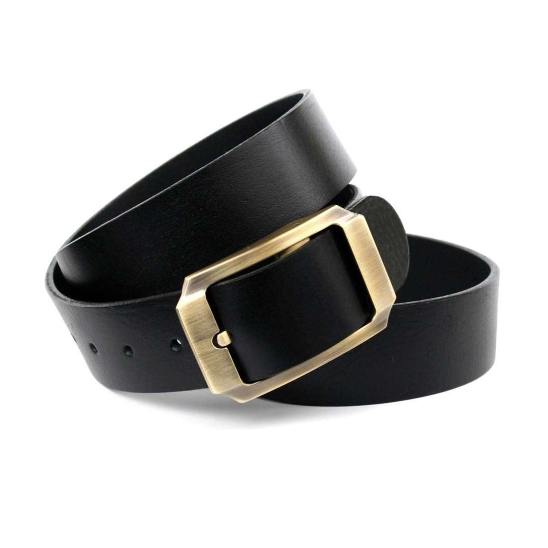 Кожаный ремень с пряжкой золотого цвета.