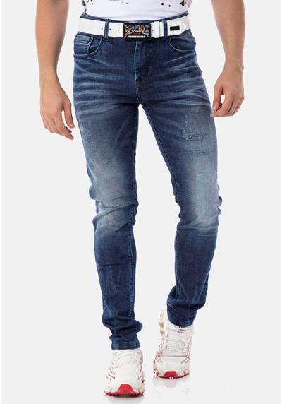 Прямые джинсы в современном стиле.