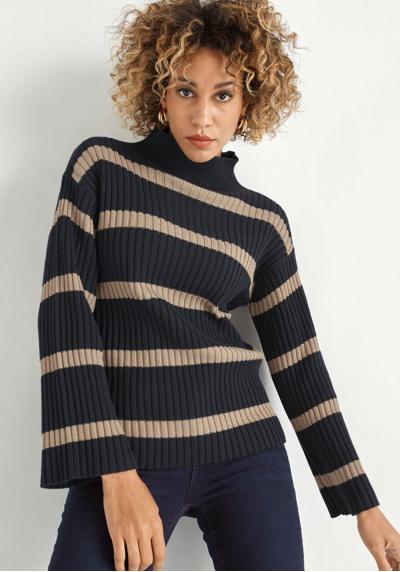 Вязаный свитер оверсайз с широкими рукавами.