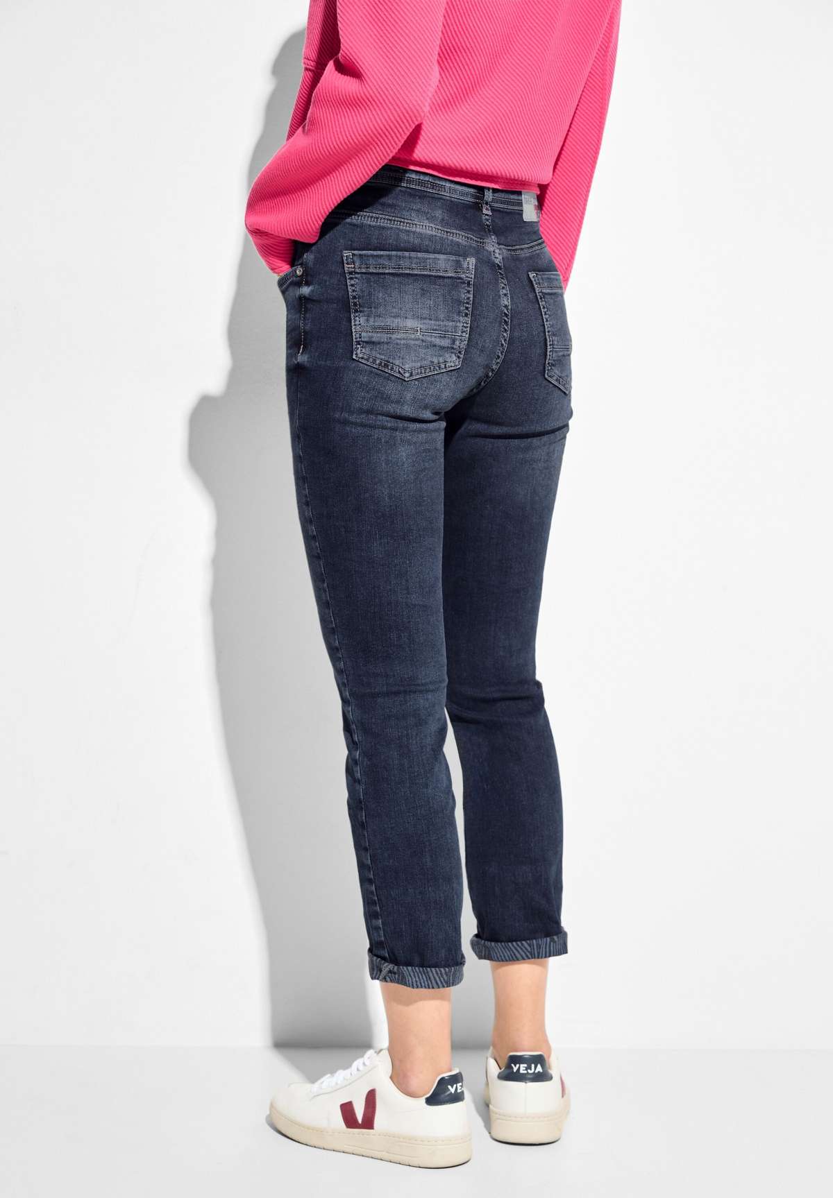 Прямые джинсы в поношенном виде