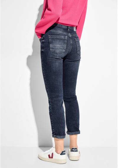 Прямые джинсы в поношенном виде