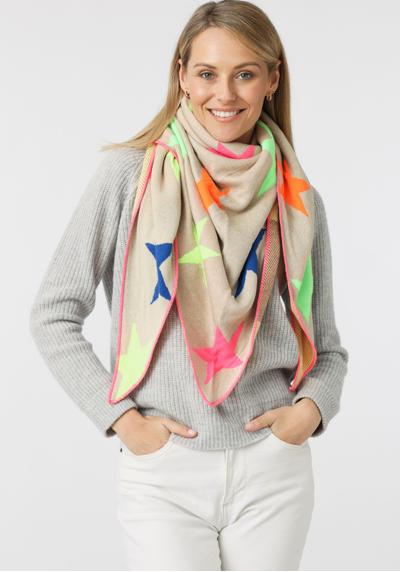 Треугольный шарф с яркими звездами неонового цвета.