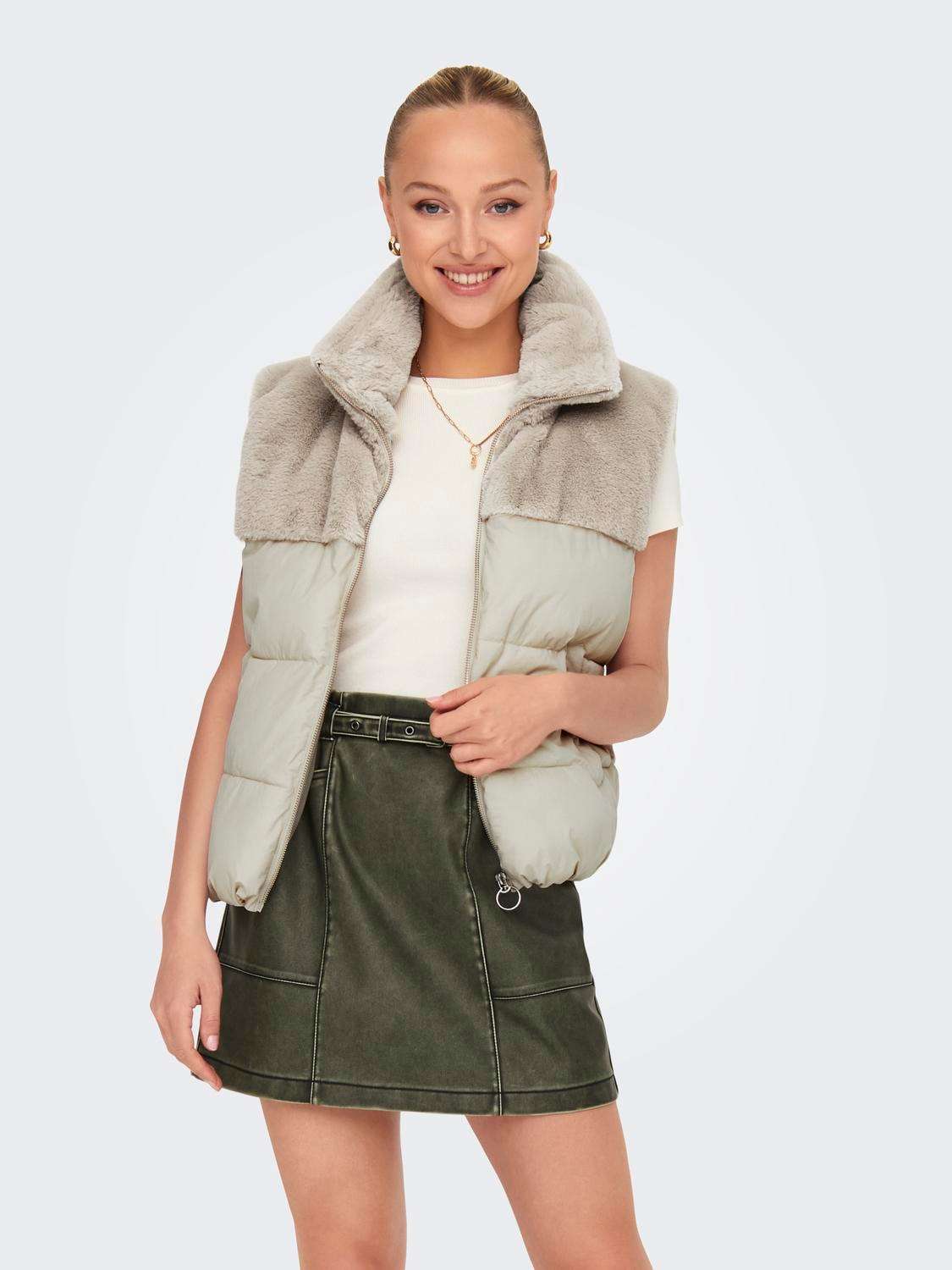 Стеганый жилет с плюшевым мишкой »ONLWANJA FUR PUFFER MIX WAISTCOAT CC OTW«