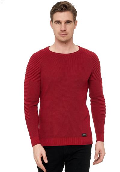 Вязаный свитер с современным круглым вырезом.