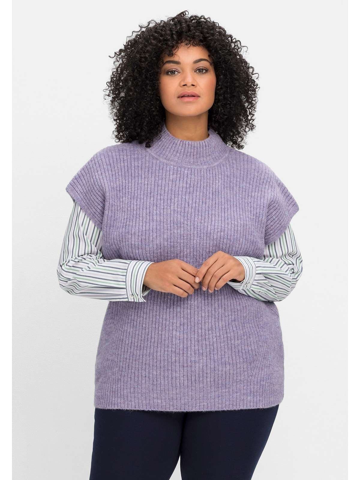 Жилет-свитер, с воротником стойкой, в рубчатую структуру.