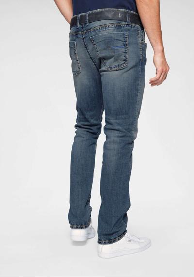 Прямые джинсы с характерной строчкой.