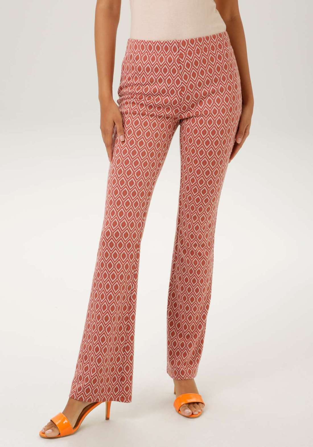 Брюки без застежки с бриллиантами или цветами – и то, и другое – хит.