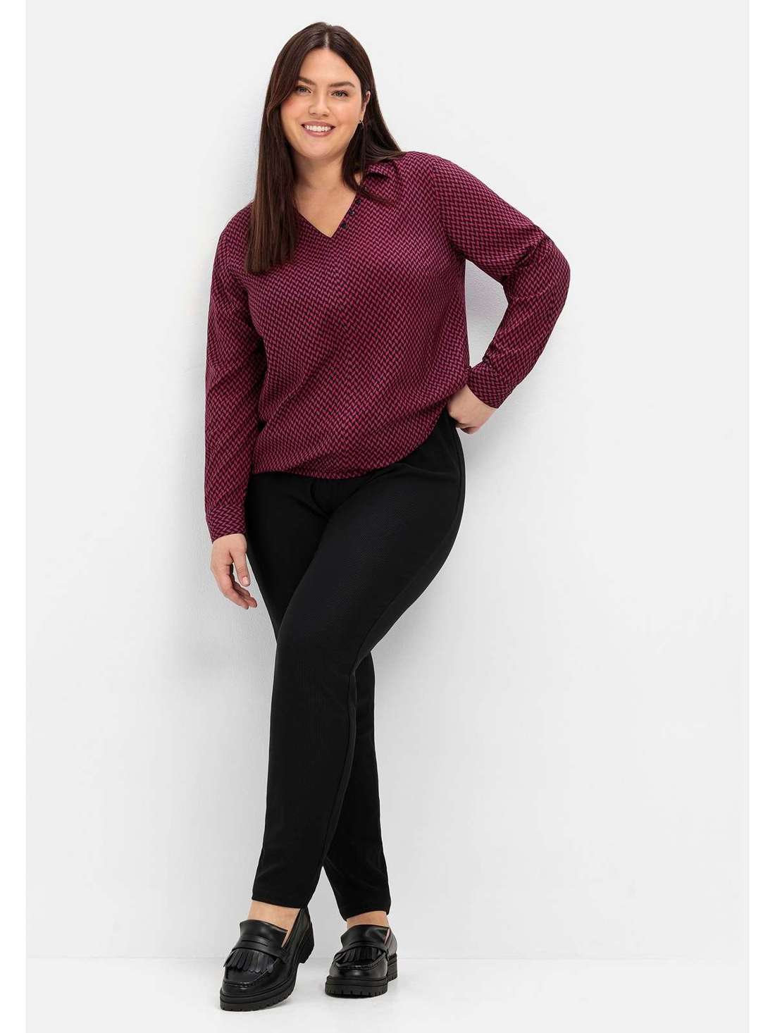 Брюки без застежки с тонкой ребристой структурой и поясом без застежки. Große Größen