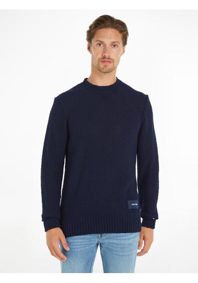 Вязаный свитер с вышитым логотипом на рукаве.