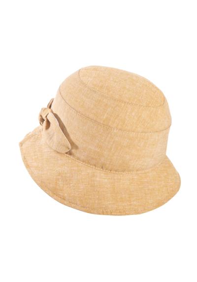 Соломенная шляпа в стильном льняном образе.