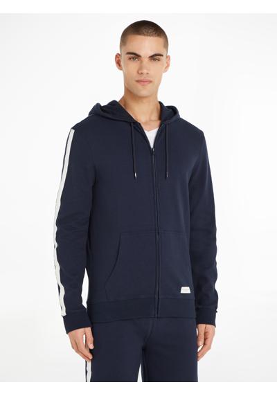 Худи с фирменной этикеткой на рукавах. HWK FZ HOODIE