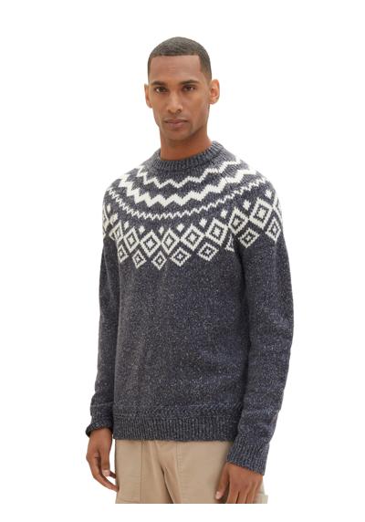 Вязаный свитер с двухцветным узором.