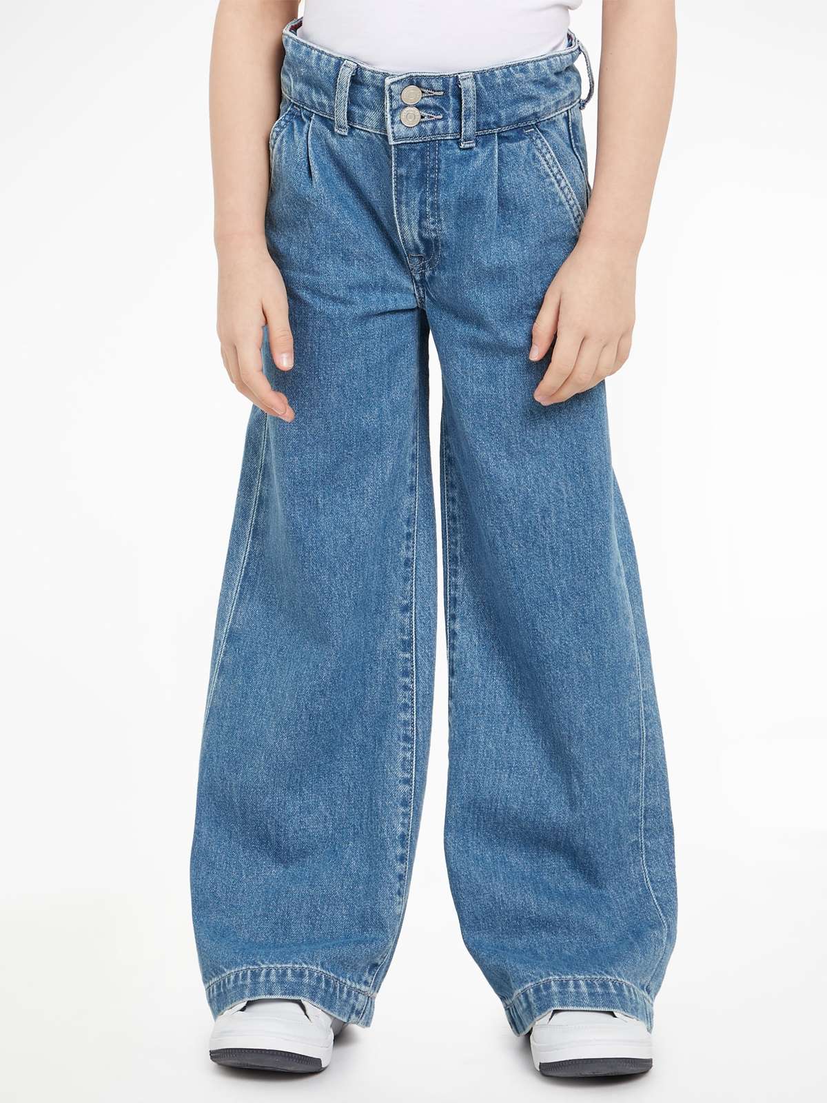 Широкие джинсы с кожаной фирменной этикеткой на поясе сзади.