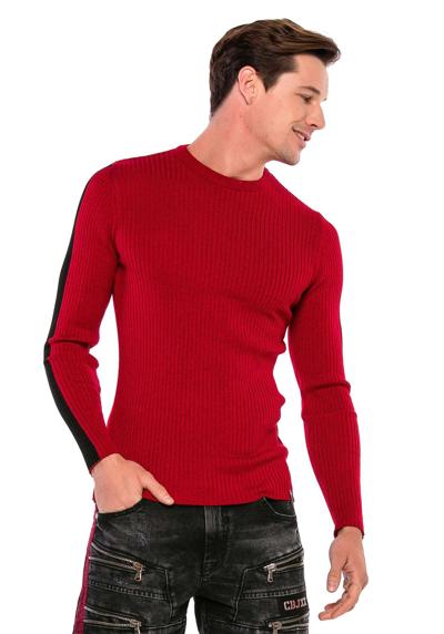Вязаный свитер с контрастными полосками по бокам.