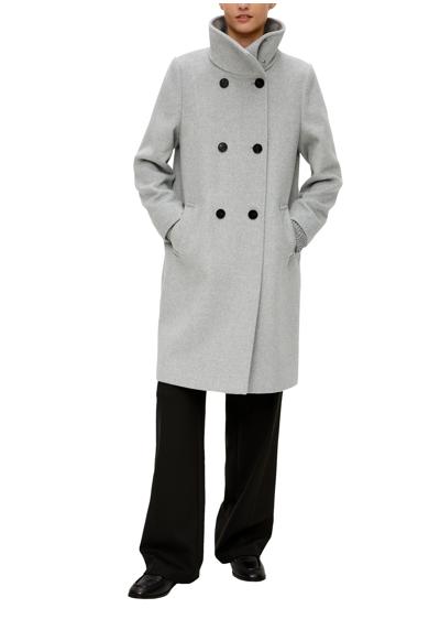 Длинное пальто с высоким воротником-стойкой.