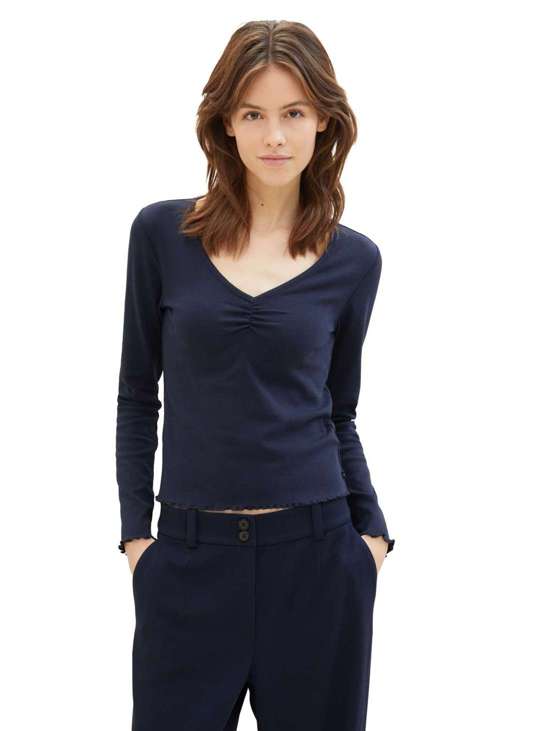 Футболка с закругленными краями и стрейч.