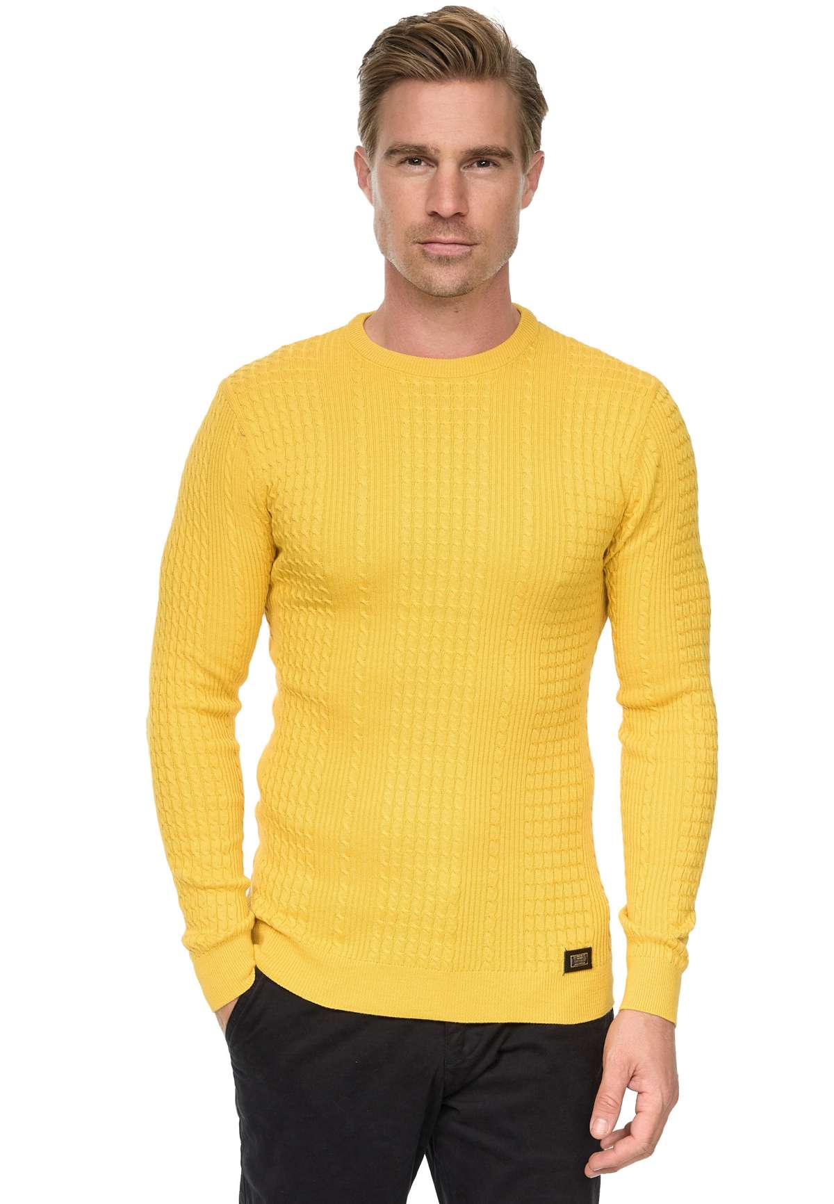 Вязаный свитер с современным узором спицами.