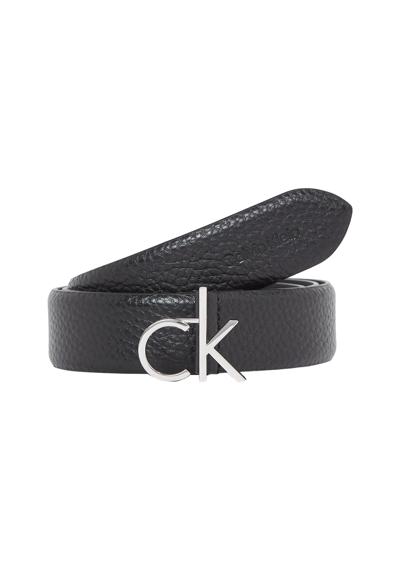 Кожаный ремень с тиснением логотипа в качестве застежки. CK LOGO BUCKLE BELT 3.0_PBL