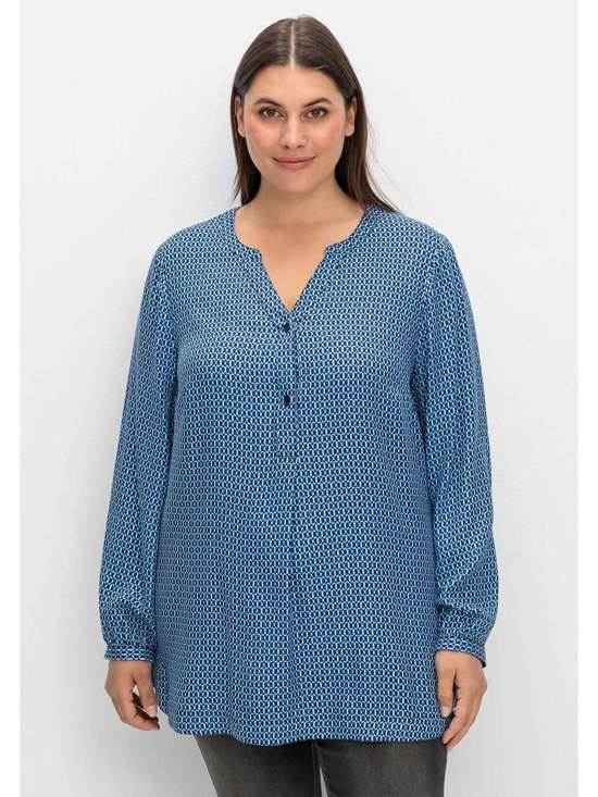 Длинная туника с минимальным принтом и планкой на пуговицах. Große Größen