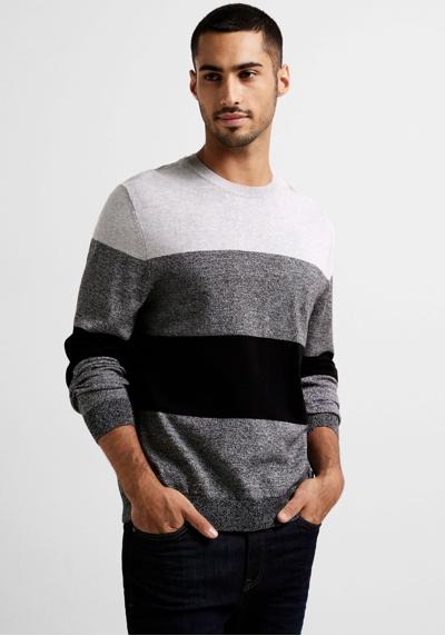 Вязаный свитер с разноцветными блочными полосками.