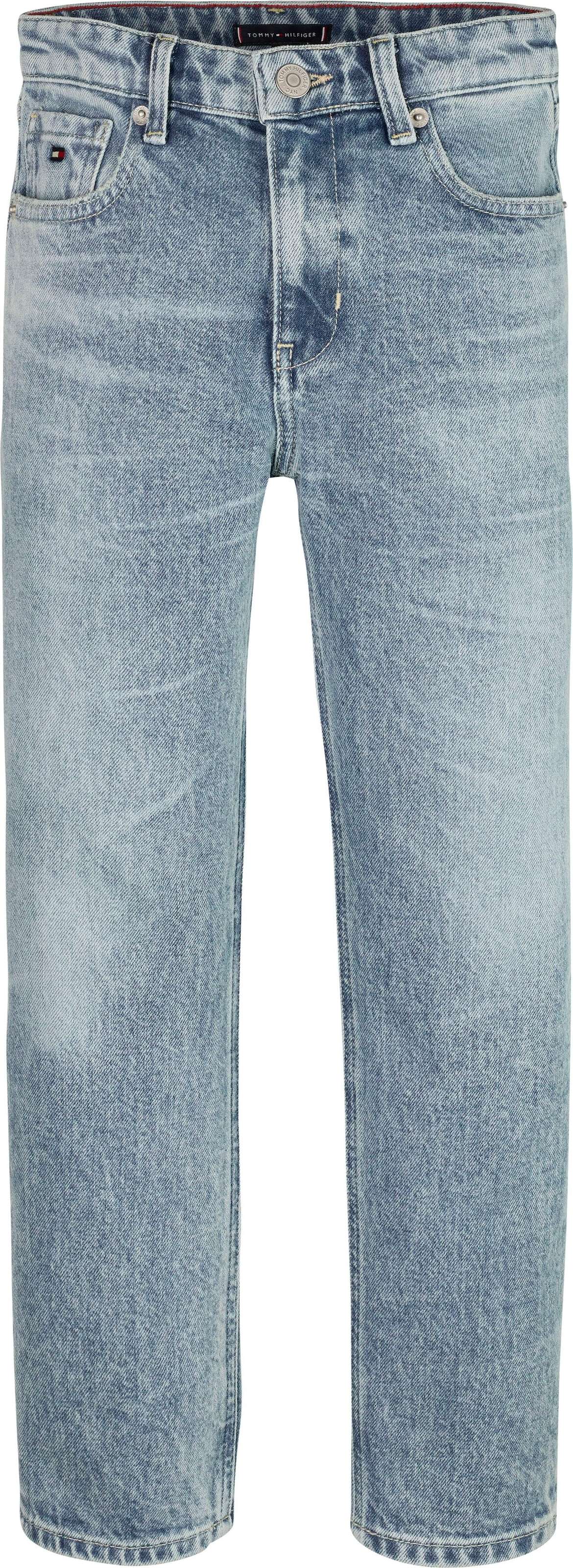 Удобные джинсы с пятью карманами.