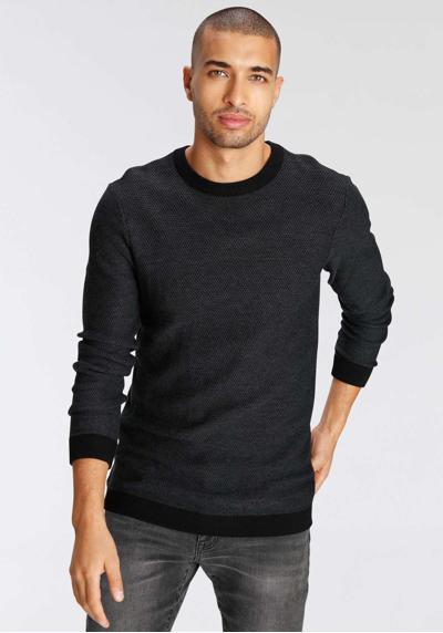 Вязаный свитер с контрастными цветными деталями на манжетах.