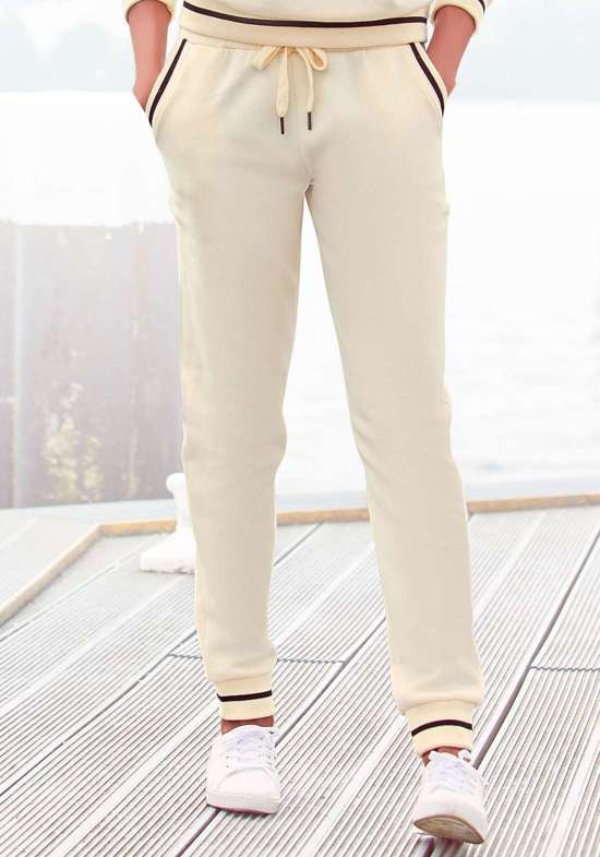 светло-бежевый