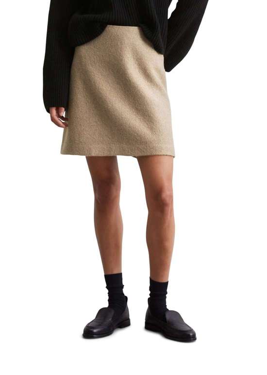 коричневый