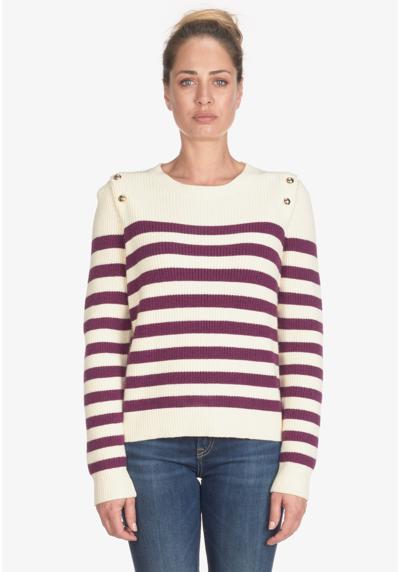 Вязаный свитер с модным полосатым узором.