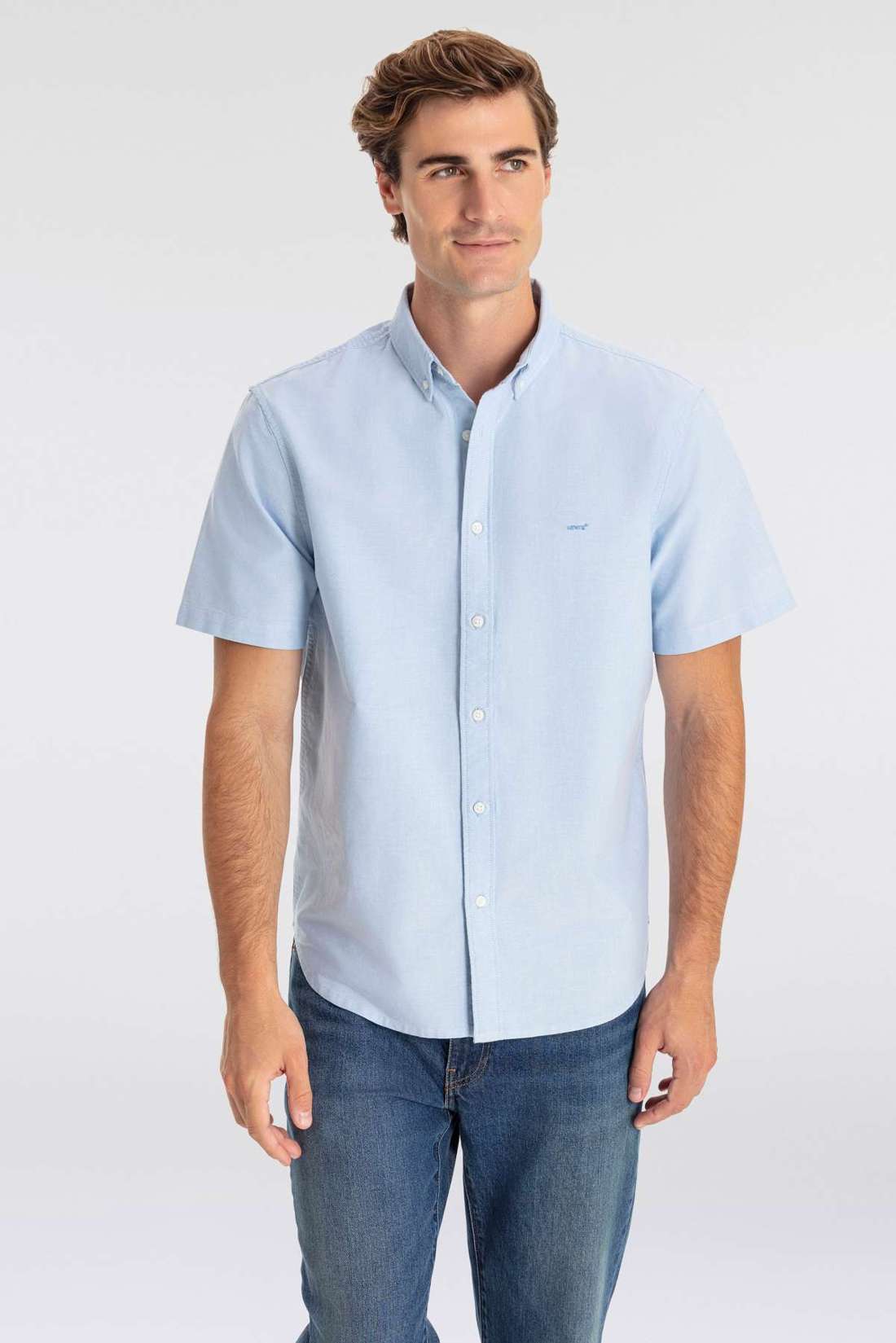 Рубашка с короткими рукавами и небольшой вышивкой логотипа на груди. SS AUTHENTIC BUTTON DOWN