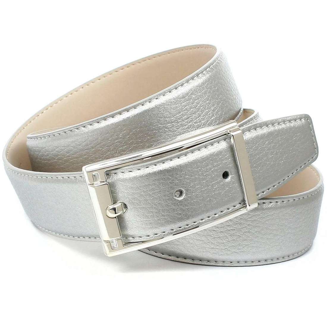 Кожаный ремень с декоративной застежкой.