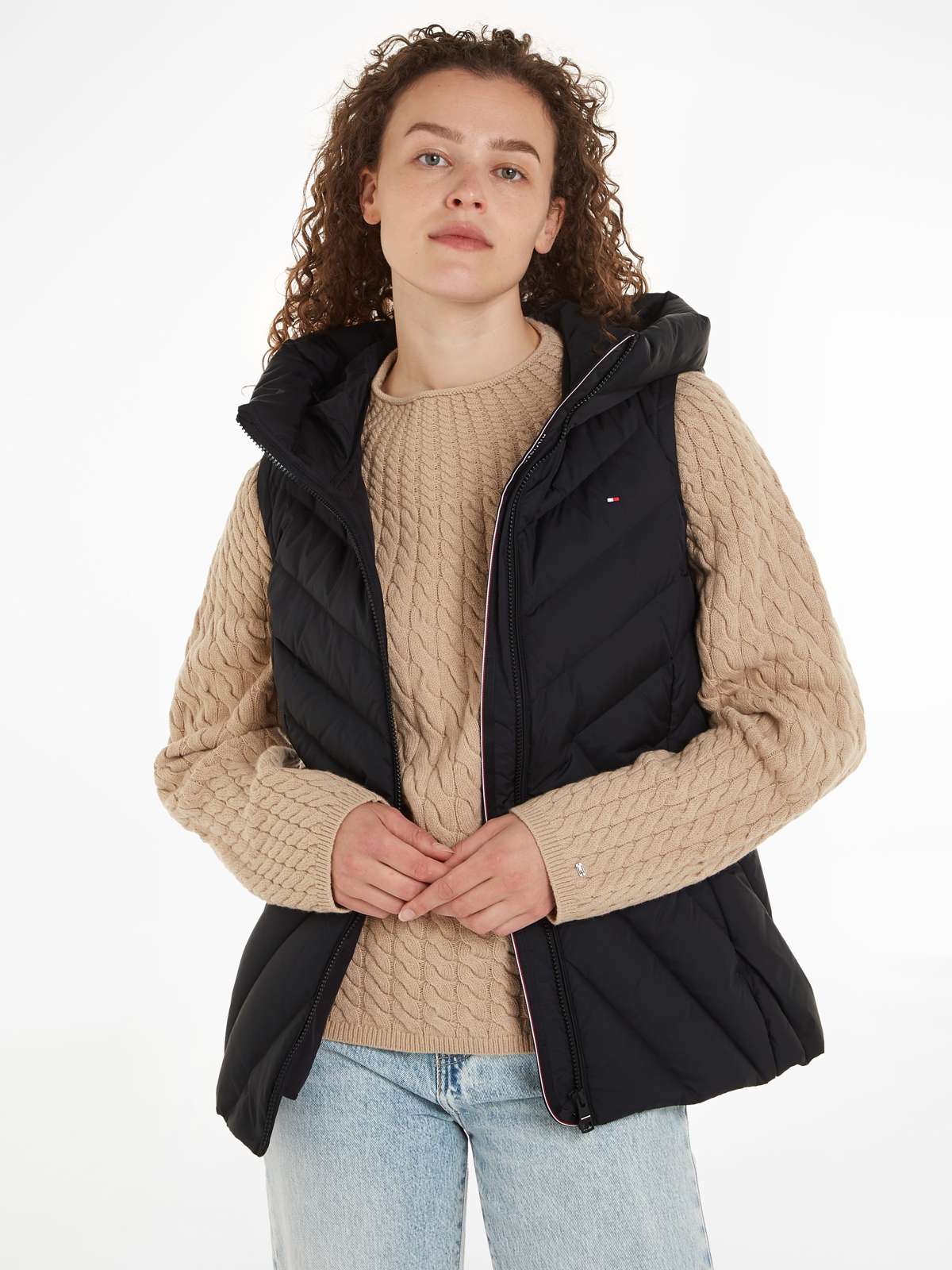 Стеганый жилет со средней набивкой и Tommy Hilfiger... CHEVRON MW PADDED VEST