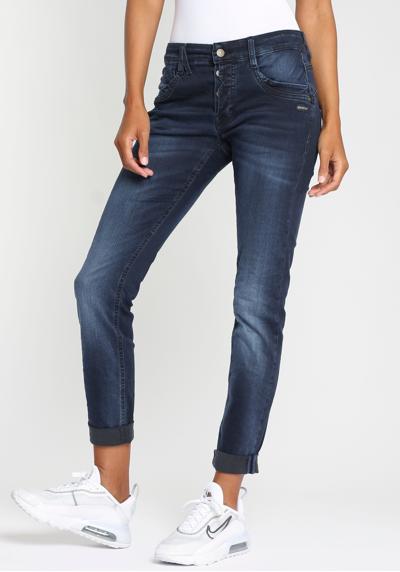Джинсы свободного кроя, качество эластичной джинсовой ткани для высокого комфорта при ношении.