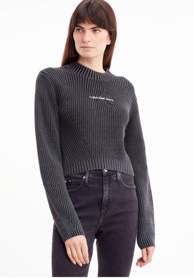 Вязаный свитер с вышитым логотипом на груди спереди.