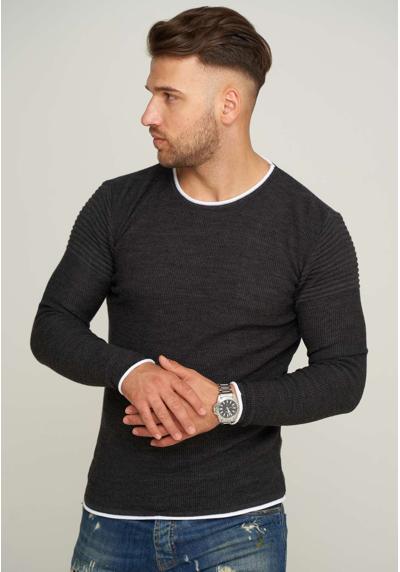 Вязаный свитер в модном многослойном образе.
