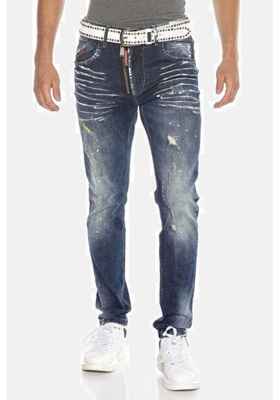 Джинсы с пятью карманами и модными потертыми элементами. Jeans