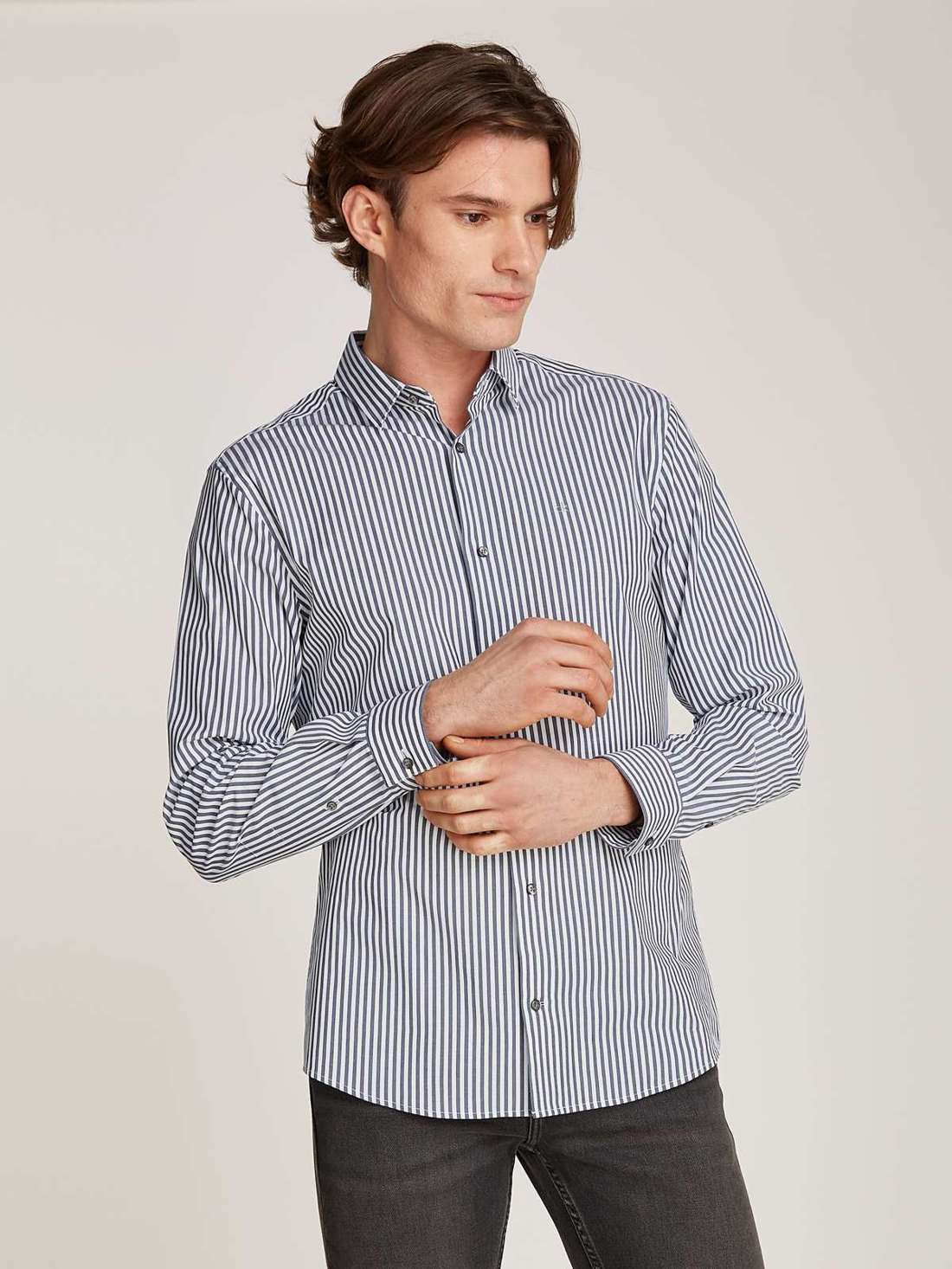 Рубашка с длинными рукавами с полосатым рисунком и вышивкой логотипа. POPLIN STRETCH STRIPE SHIRT