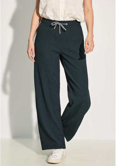 Тканевые брюки с широкими штанинами и эластичным поясом.