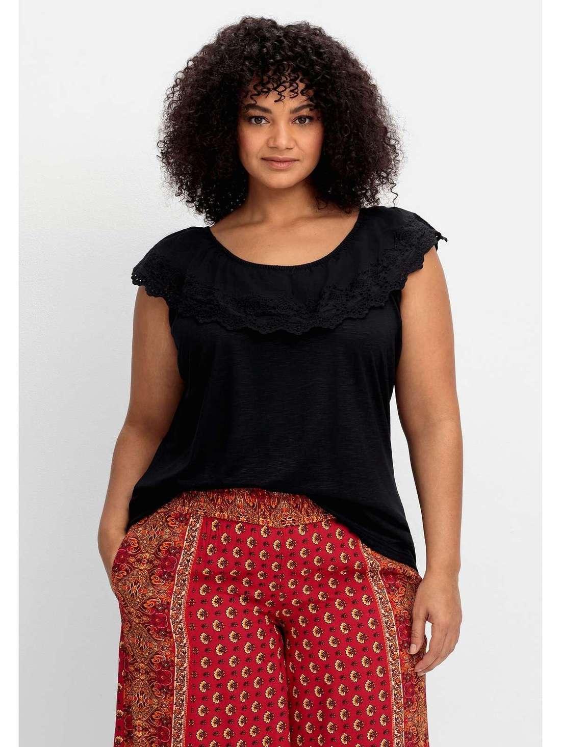 Футболка с английской вышивкой и вырезом «Кармен» Große Größen