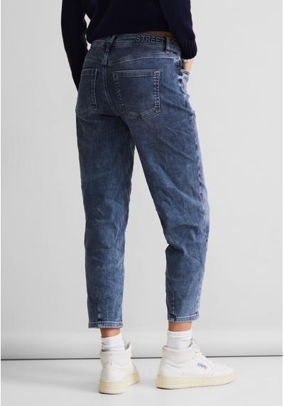 Прямые джинсы, завышенная талия.
