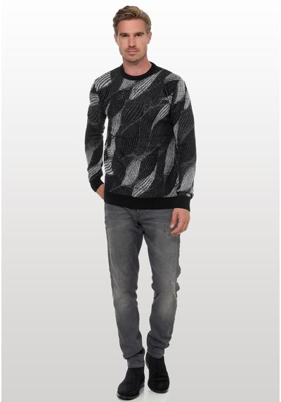 Вязаный свитер модного волнистого дизайна.